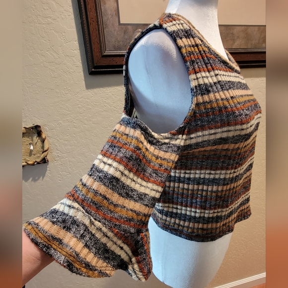 BCBG Cropped & Cold Shoulder Sweater - Size L - Picture 2 of 5